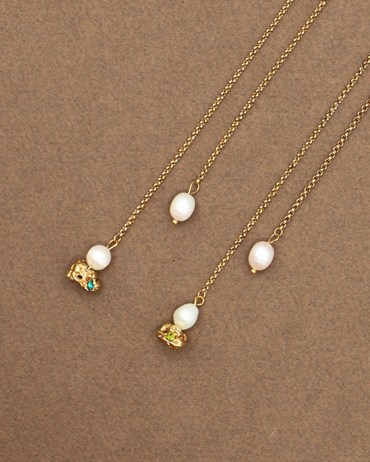 BOUCLES D'OREILLES PERLÉES - DORÉ/CRISTAUX COLORÉS